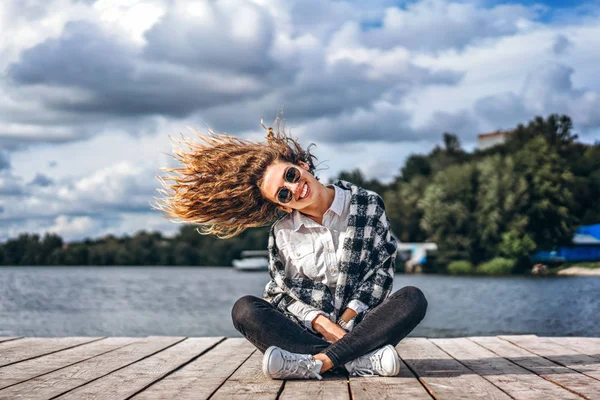 Pretty Girl Curly Hair Relaxing Lake — Stock Photo, Image