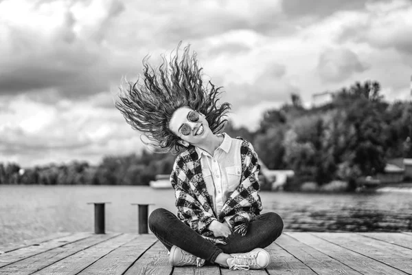 Hezká Dívka Kudrnatými Vlasy Relaxační Poblíž Jezera — Stock fotografie