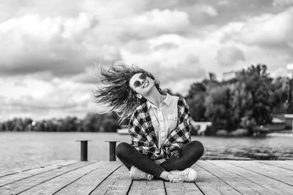 Jolie Fille Aux Cheveux Bouclés Relaxant Près Lac — Photo