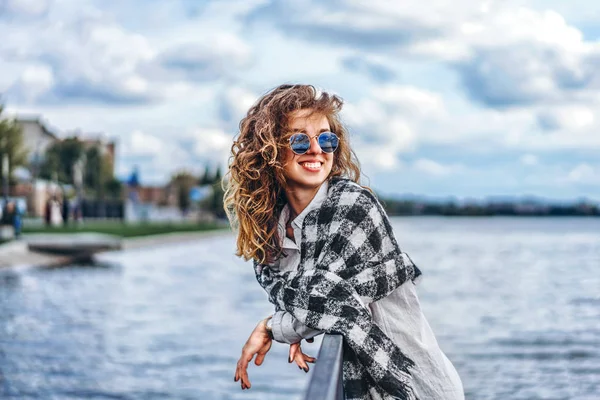 Hezká Dívka Kudrnatými Vlasy Poblíž Jezera — Stock fotografie