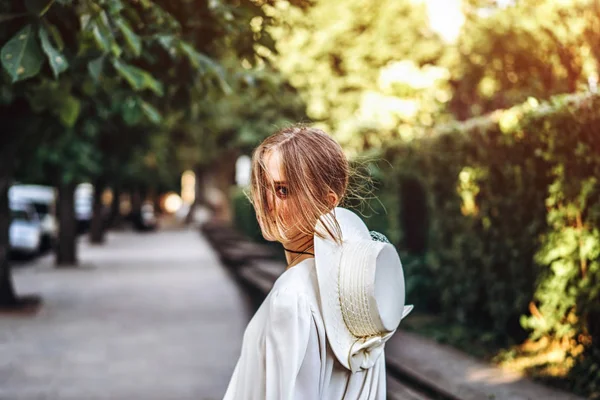 Jeune Femme Robe Vintage Blanche Chapeau Marchant Dans Rue — Photo