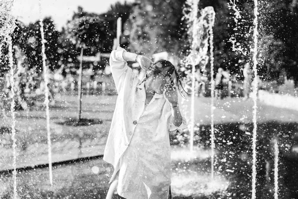 Giovane Donna Alla Moda Posa Fontana Sulla Strada — Foto Stock