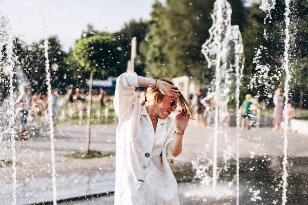 Giovane Donna Alla Moda Posa Fontana Sulla Strada — Foto Stock