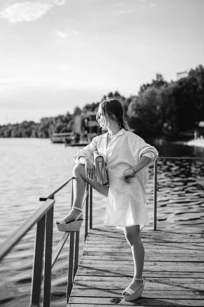 Trendy Jonge Vrouw Die Zich Voordeed Pier Buurt Van Lake — Stockfoto