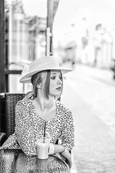 Jeune Femme Assise Dans Café Rue Avec Une Boisson Froide — Photo