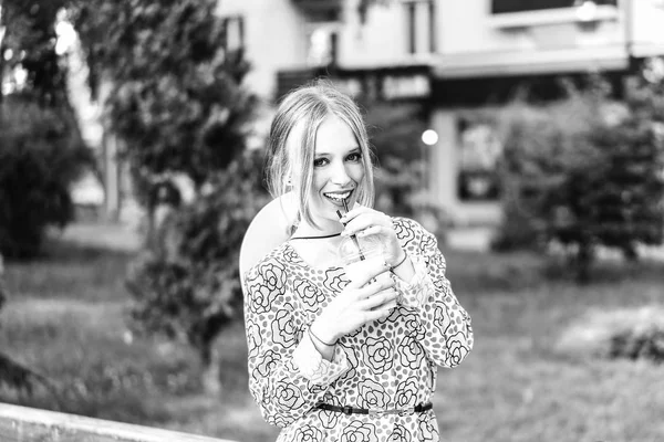 Jonge Vrouw Genieten Van Koude Dranken Stad Straat — Stockfoto