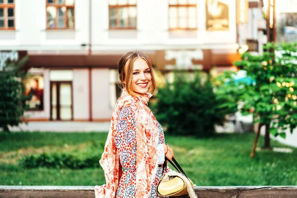 Jeune Femme Élégante Posant Sur Rue Ville — Photo