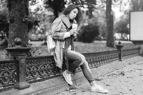 Fille Aux Cheveux Bouclés Boire Café Dans Parc Noir Blanc — Photo