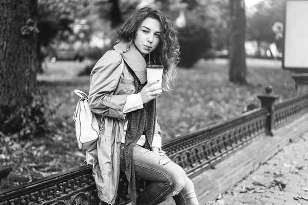 Menina Com Cabelo Encaracolado Beber Café Parque Preto Branco — Fotografia de Stock