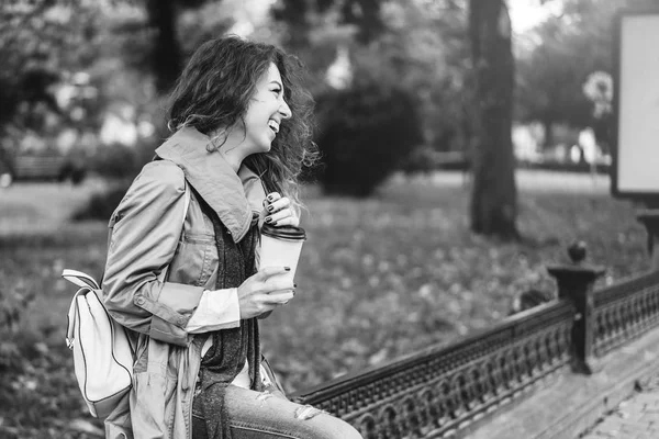 Meisje Met Krullend Haar Bedrijf Koffie Kopje Glimlachend Zwart Wit — Stockfoto