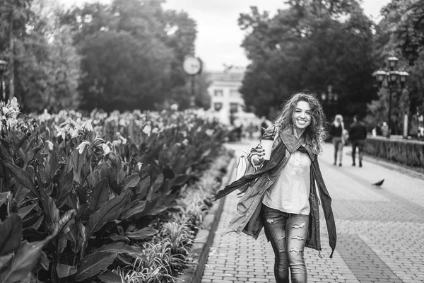 Fille Aux Cheveux Bouclés Marchant Dans Rue Avec Tasse Café — Photo