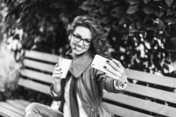 Fille Aux Cheveux Bouclés Prendre Selfie Avec Tasse Café Souriant — Photo