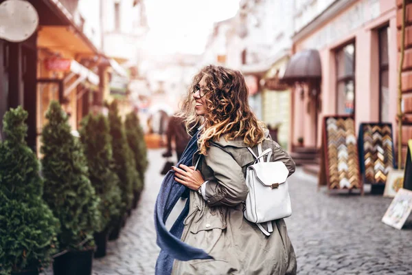 Kudrnatá Dívka Chodit Ulici Usmívá — Stock fotografie