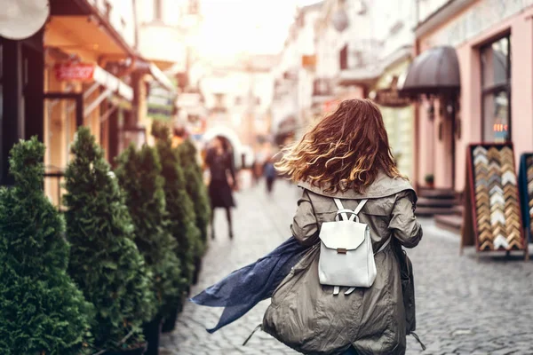 Achteraanzicht Van Meisje Met Krullend Haar Lopen Straat — Stockfoto