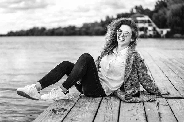 Menina Bonita Com Cabelo Encaracolado Posando Perto Lago Sorrindo Preto — Fotografia de Stock