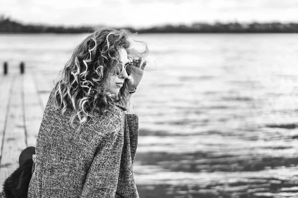 Hezká Dívka Kudrnatými Vlasy Představují Jezera Sluneční Brýle Černé Bílé — Stock fotografie