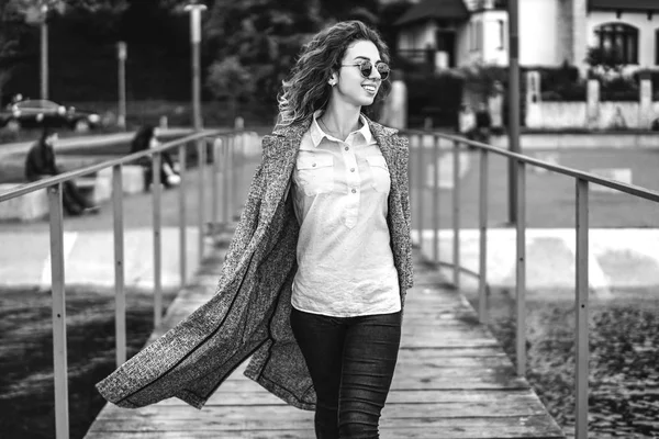 Fille Aux Cheveux Bouclés Portant Cardigan Marchant Sur Jetée Souriant — Photo