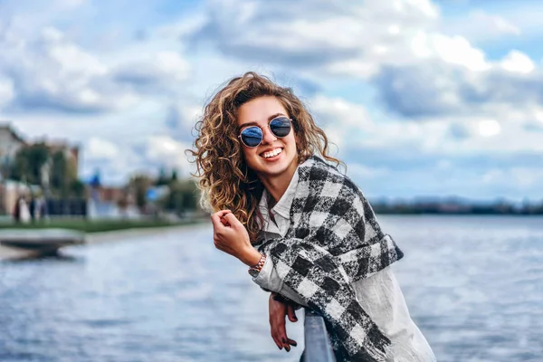 Menina Bonita Óculos Sol Com Cabelo Encaracolado Posando Perto Lago — Fotografia de Stock