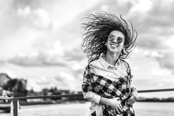 Meisje Met Krullend Haar Zonnebril Schudt Hoofd Buurt Van Lake — Stockfoto