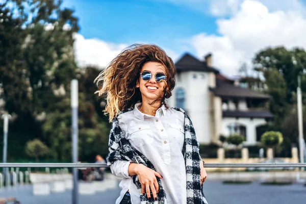 Ragazza Con Capelli Ricci Occhiali Sole Scuotendo Testa Sorridendo — Foto Stock