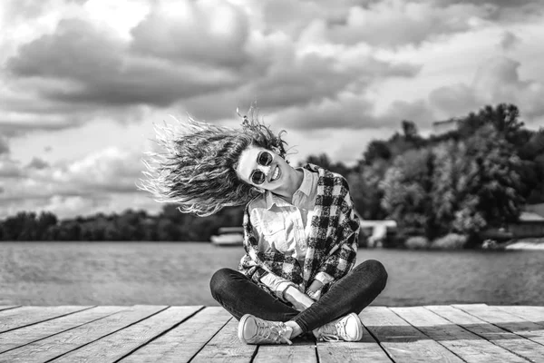 Dívka Kudrnatými Vlasy Sluneční Brýle Hlavou Blízko Jezera Usmíval Černé — Stock fotografie