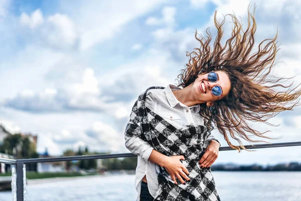 Menina Com Cabelo Encaracolado Óculos Sol Balançando Cabeça Perto Lago — Fotografia de Stock