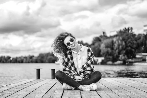 Menina Bonita Óculos Sol Com Cabelo Encaracolado Posando Perto Lago — Fotografia de Stock