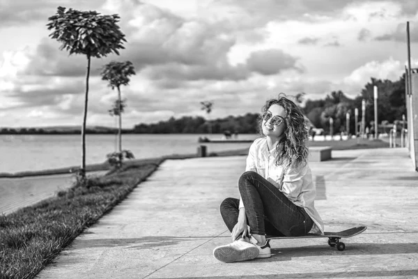 Menina Bonita Com Cabelo Encaracolado Sentado Skate Parque Sorrindo Preto — Fotografia de Stock