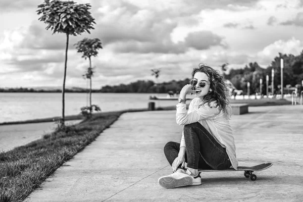 Jolie Fille Avec Les Cheveux Bouclés Assis Sur Skateboard Dans — Photo