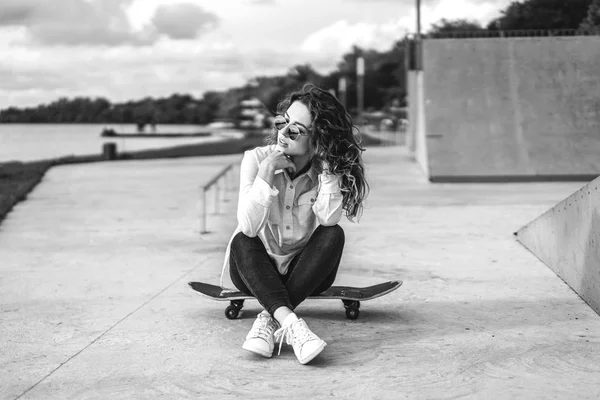 Menina Bonita Com Cabelo Encaracolado Sentado Skate Parque Preto Branco — Fotografia de Stock