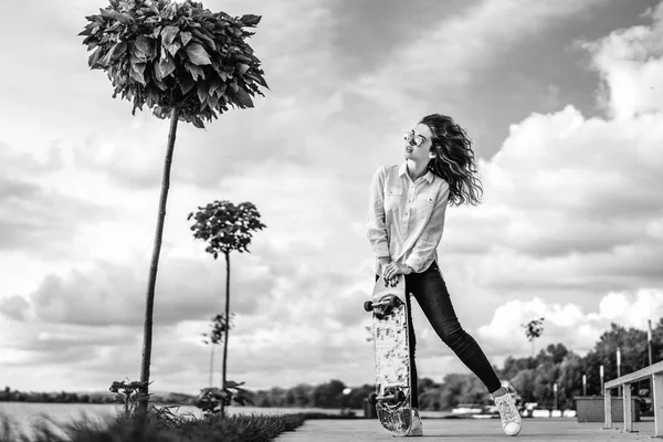 Όμορφο Κορίτσι Σγουρά Μαλλιά Που Θέτουν Skateboard Στο Πάρκο Μαύρο — Φωτογραφία Αρχείου
