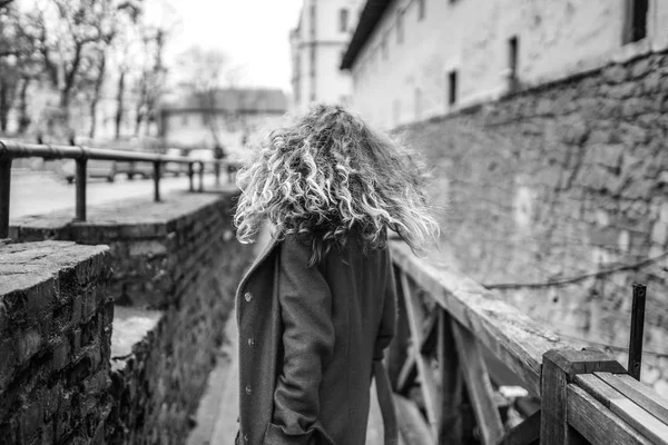 Jolie Fille Aux Cheveux Bouclés Marchant Plein Air — Photo