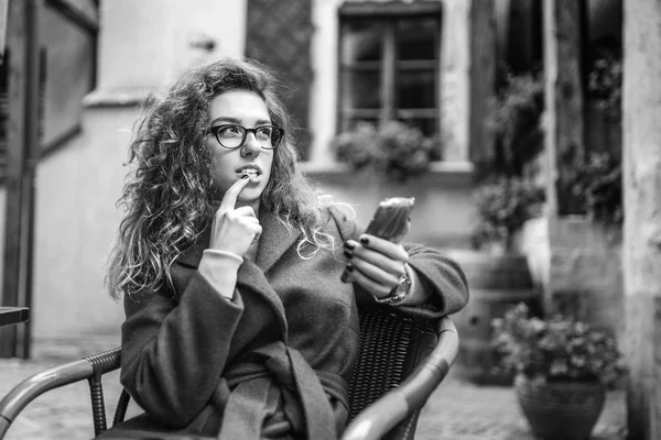 Chica Bonita Con Pelo Rizado Usando Teléfono Aire Libre — Foto de Stock