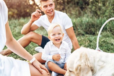Genç aile pikniği ile köpek üzerinde oldukça