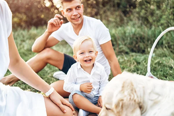 Jovem Família Bonita Piquenique Com Cão — Fotografia de Stock