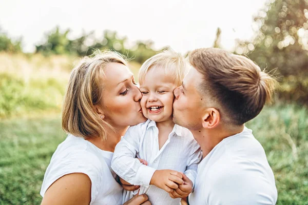 Jeune Jolie Famille Avec Petit Fils Amuser Extérieur — Photo