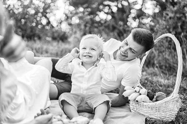 Krásné Mladé Rodiče Malý Chlapeček Piknik Venkovní — Stock fotografie