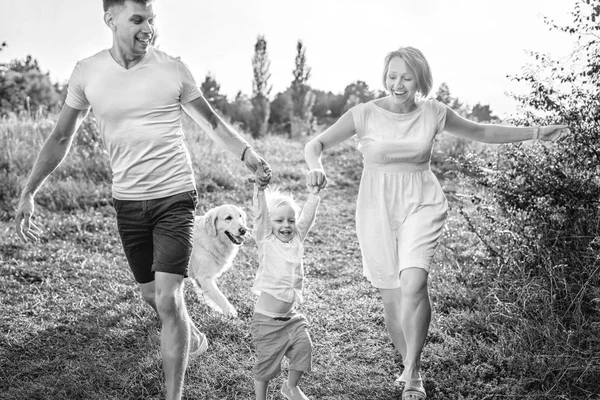 Feliz Jovem Família Com Cão Divertindo Livre — Fotografia de Stock