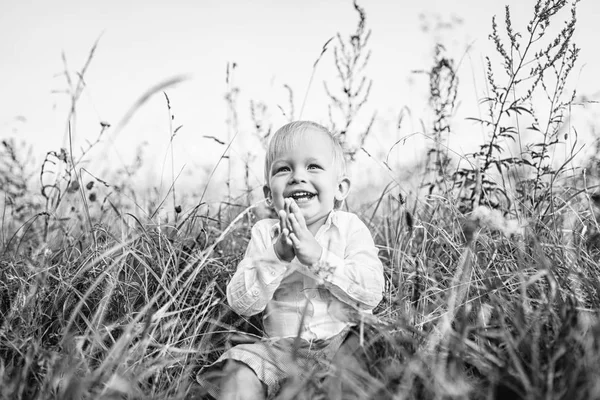 Süße Kleine Junge Mit Spaß Freien — Stockfoto
