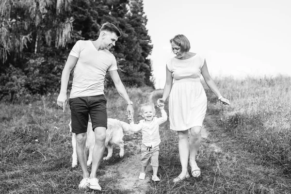 Feliz Jovem Família Com Cão Divertindo Livre — Fotografia de Stock