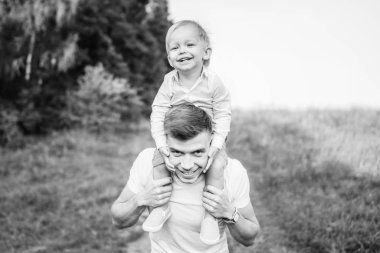 Açık havada eğleniyor oğlunun babasıyla