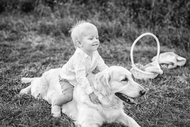 Having oyunculuk ile köpek sevimli küçük oğlu