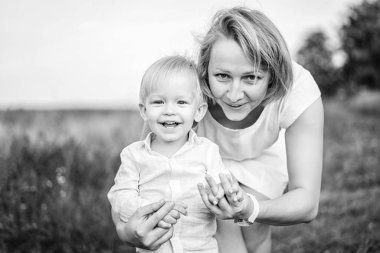 Anne ile küçük oğlu açık eğleniyor