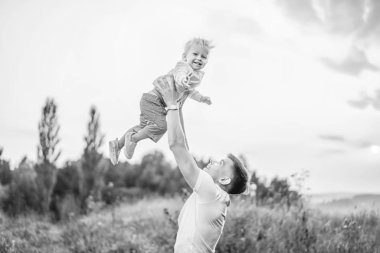 Baba ile oğlunun açık eğleniyor