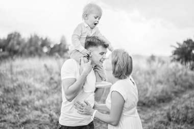 Genç aile eğlenceli açık olan küçük oğlu ile güzel.