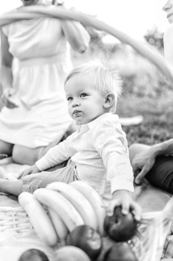 Genç ve güzel anne ile küçük oğlu üzerinde piknik açık