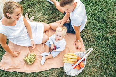 Genç ve güzel anne ile küçük oğlu üzerinde piknik açık