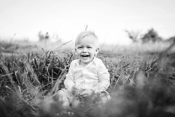 Mignon Petit Bébé Garçon Avoir Amusant Plein Air — Photo