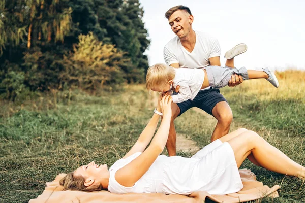 Young Pretty Family Little Son Having Fun Outdoors — Stock Photo, Image