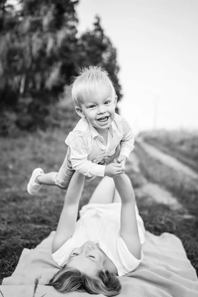 Madre Con Suo Piccolo Figlio Divertirsi All Aperto — Foto Stock